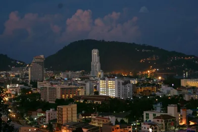 Apartamento de un dormitorio con bañera de hidromasaje — Prince Edouard Apartments & Resort Patong Beach Phuket